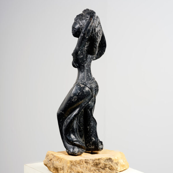 « Femme stylisée » en marbre fossile noir, Georges Oudot (1928-2004), vers 1955, vue 3