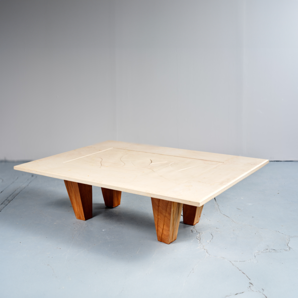 Pablo Reinoso table basse travertin décor incisé vague pieds bois verni circa 1986