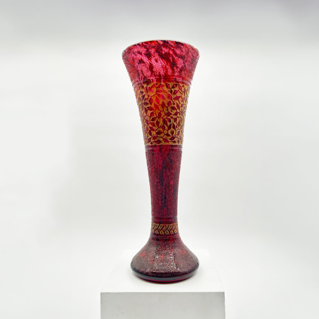 Vase cornet en verre mauve dégagé à l’acide, Daum Nancy, vers 1940