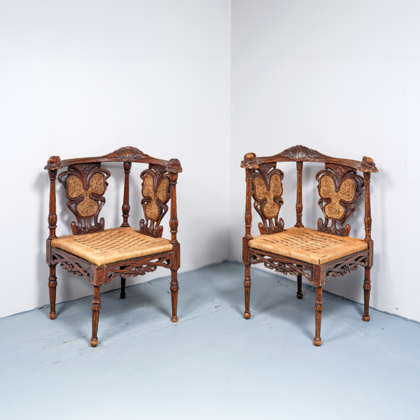 Fauteuils Ernesto Basile bois naturel sculpté têtes de femme dossier coquilles nénuphars garnis de paille assise paillée