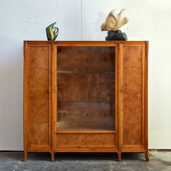 Léon Jallot vitrine hêtre Fleurs et feuilles de cerisier stylisées Salon d’Automne Paris 1910