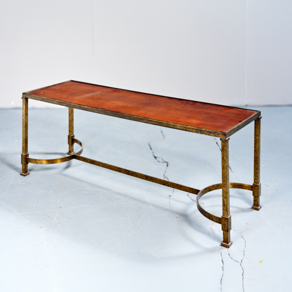 Table basse Jean Saint-Georges laiton oxydé plateau bois laqué rouge orangé jonc galbé