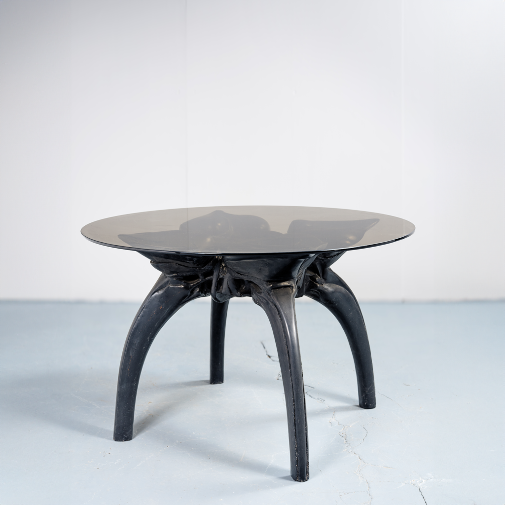 Sculptural table in black resin, Leonardo Delfino (1928-2022), circa 1970