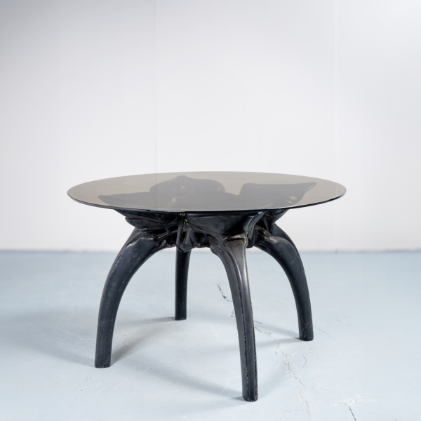 Leonardo Delfino table-sculpture noire résine époxy patinée noire quatre pieds sculpturaux vers 1970
