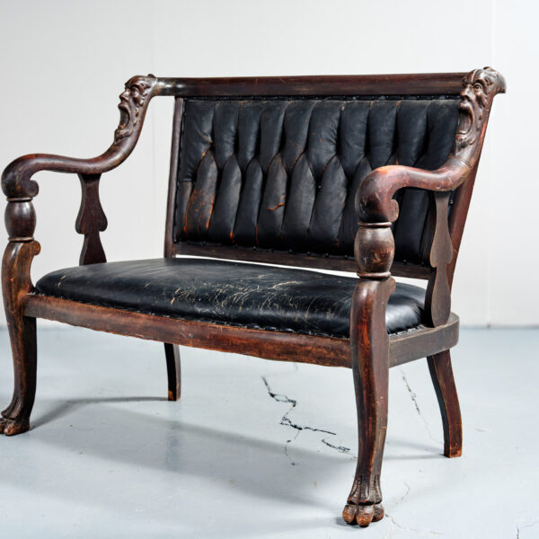 Salon en bois sculpté de masques grotesques, canapé et paire de fauteuils, vers 1880, vue 4