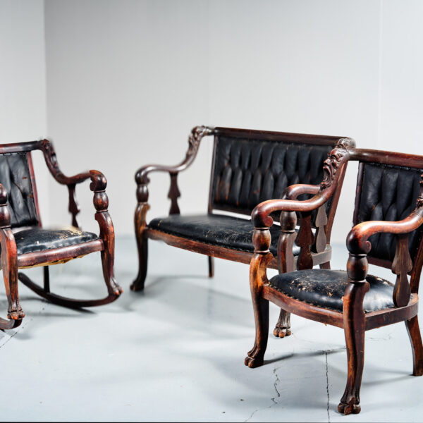 Salon en bois sculpté de masques grotesques, canapé et paire de fauteuils, vers 1880, vue 2