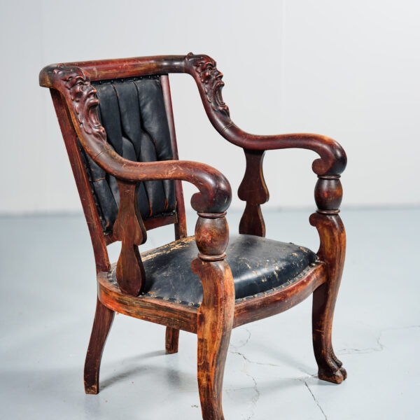 Salon en bois sculpté de masques grotesques, canapé et paire de fauteuils, vers 1880, vue 7