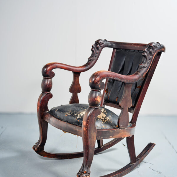 Salon en bois sculpté de masques grotesques, canapé et paire de fauteuils, vers 1880, vue 6