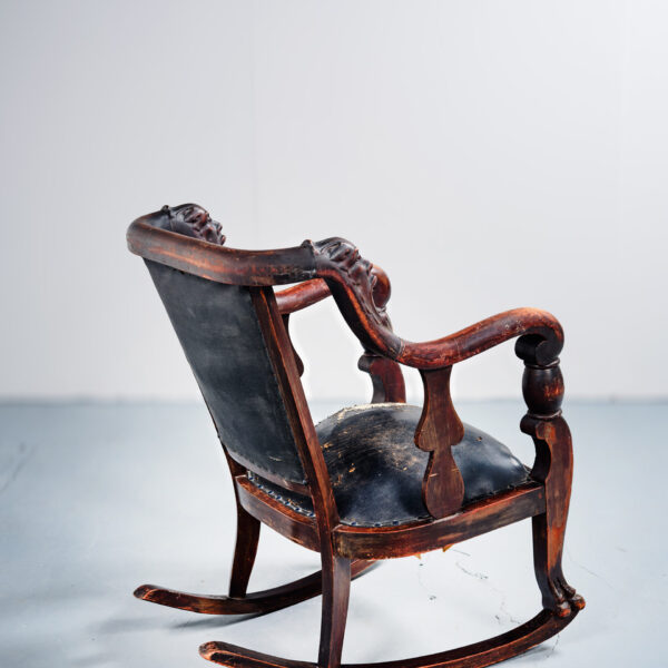 Salon en bois sculpté de masques grotesques, canapé et paire de fauteuils, vers 1880, vue 5