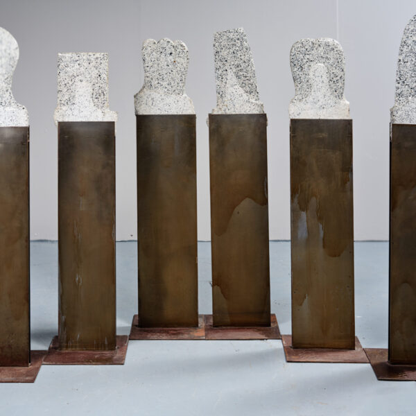 Suite de six totems en granite, Tetsuo Harada (1949-2024), 2002, vue 3