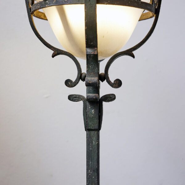 Suite de quatre lampadaires gothiques en fer forgé, travail français, années 1940, vue 3