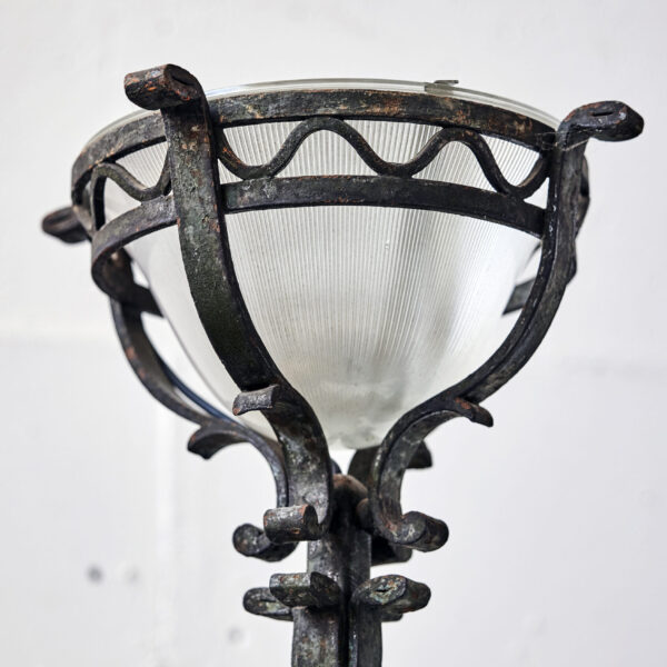 Suite de quatre lampadaires gothiques en fer forgé, travail français, années 1940, vue 4