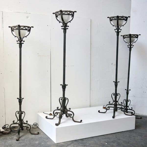 Suite de quatre lampadaires gothiques en fer forgé, travail français, années 1940, vue 2