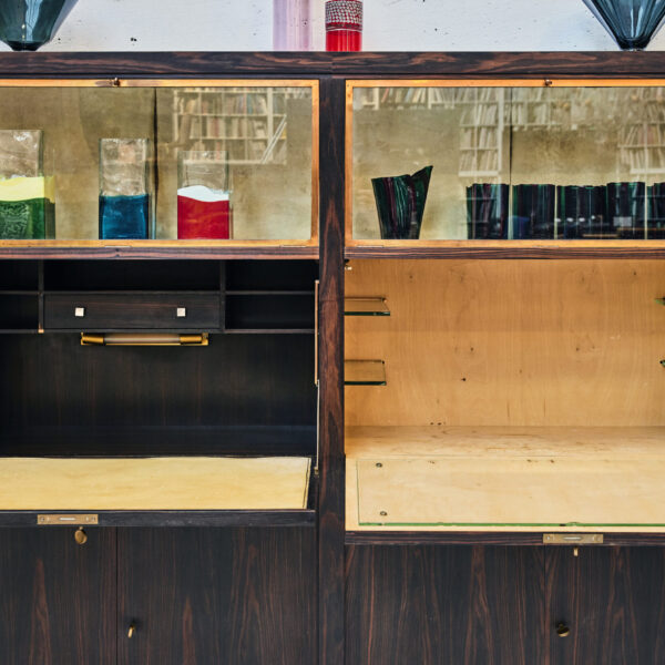 Meuble vitrine en bois précieux et bronze doré, Jean Pascaud (1903-1996), vers 1940, vue 2