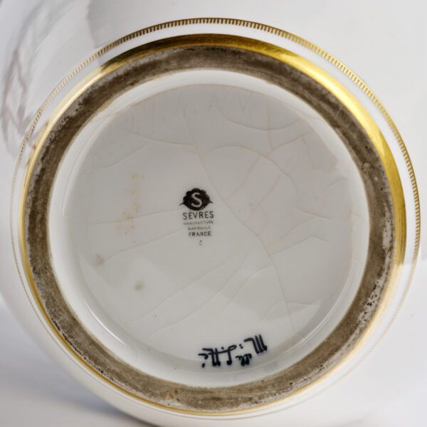 Vase ovoïde en porcelaine bleu et or, Sèvres, décor de Mlle Né, vue 3