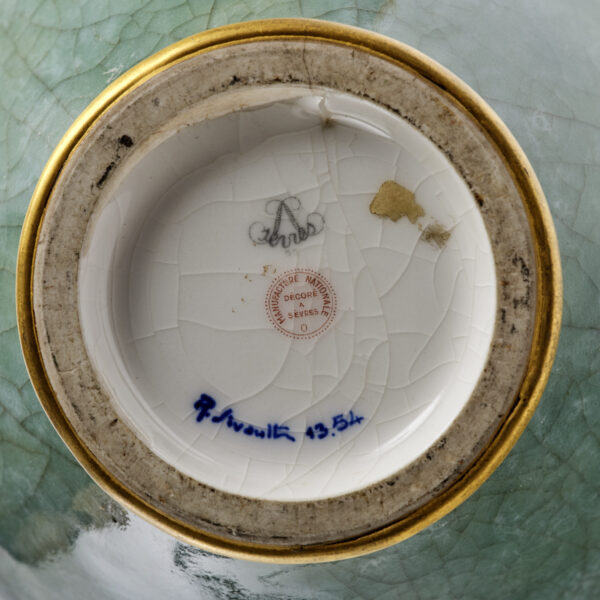 Paire de vases en porcelaine céladon, Sèvres, décor de R. Sivault, vue 3