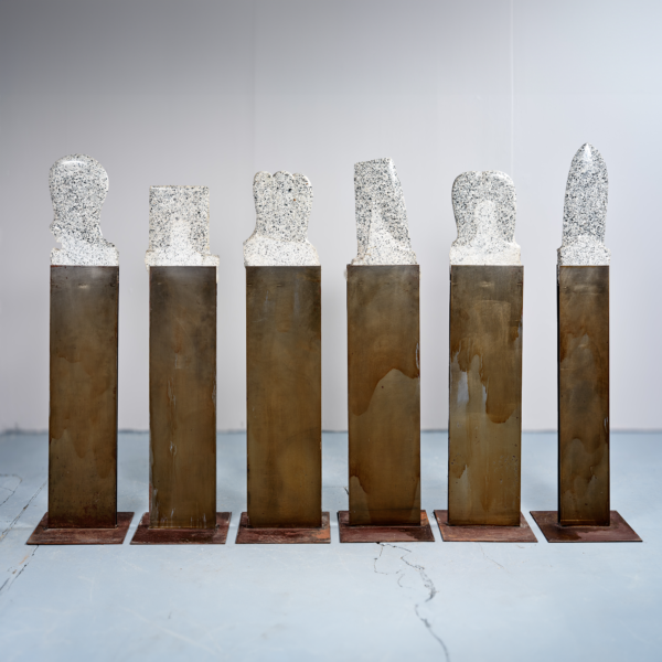 Tetsuo Harada suite de six totems granite 2002 H. 130 à 142 cm