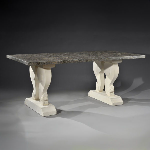 Table salle à manger marbre Lourdes lumachelle montants pierre blanche écureuils cubiques vers 1925 1930