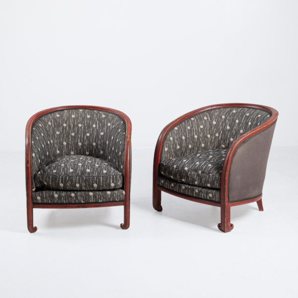 Paire de fauteuils bois laqué rouge dossier arrondi tissu motifs stylisés noir blanc attribuée Atelier Martine vers 1920