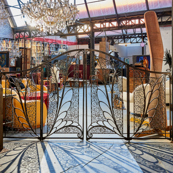 Nics Frères grille de séparation fer forgé enroulements palmettes stylisées quatre battants ca 1925