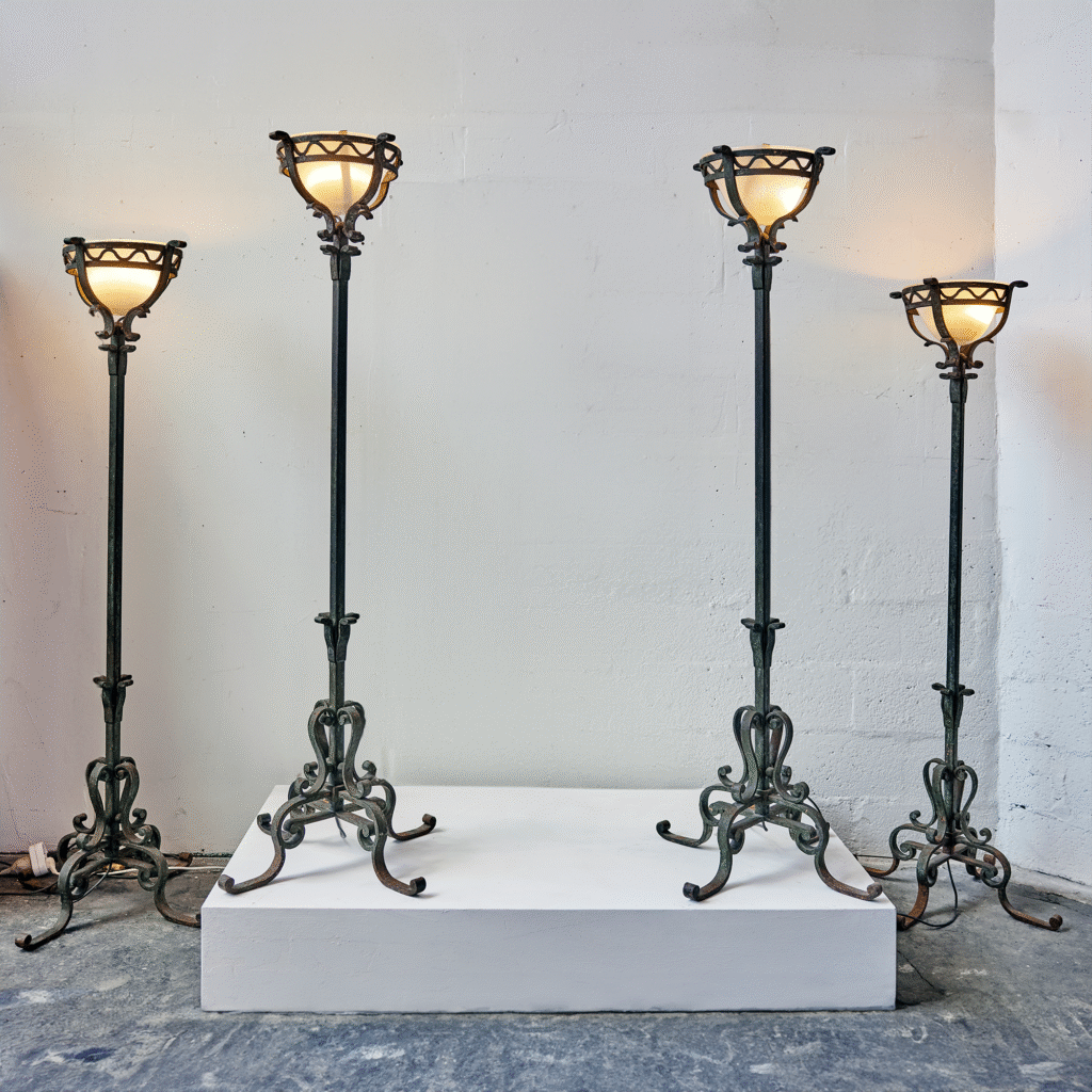 Suite de quatre lampadaires gothiques en fer forgé, travail français, années 1940