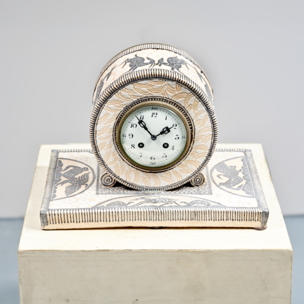 Pendule cylindrique Jean Mayodon céramique décor émaillé Léda et le Cygne vers 1940–1950