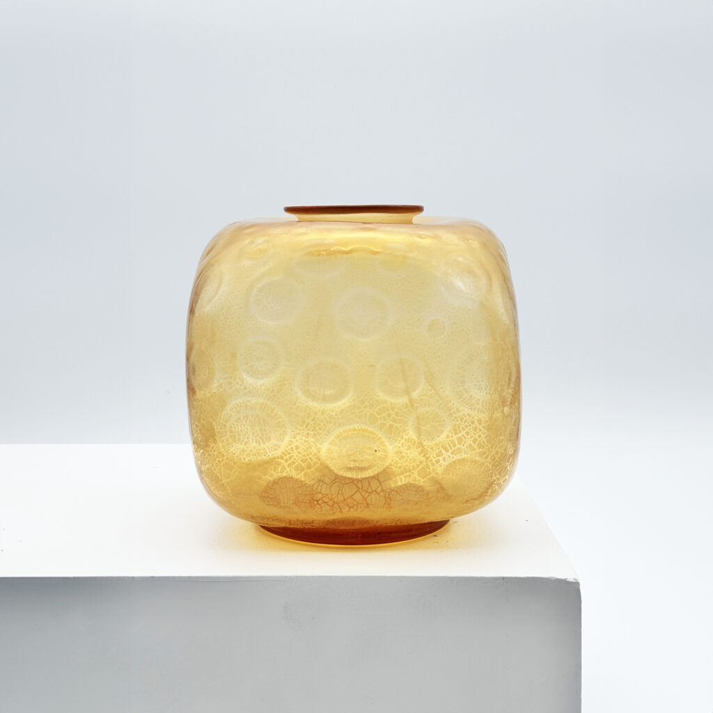 Vase « Serica » n°37 en verre ambré craquelé, A.D. Copier (1901-1991) pour Leerdam, vers 1932