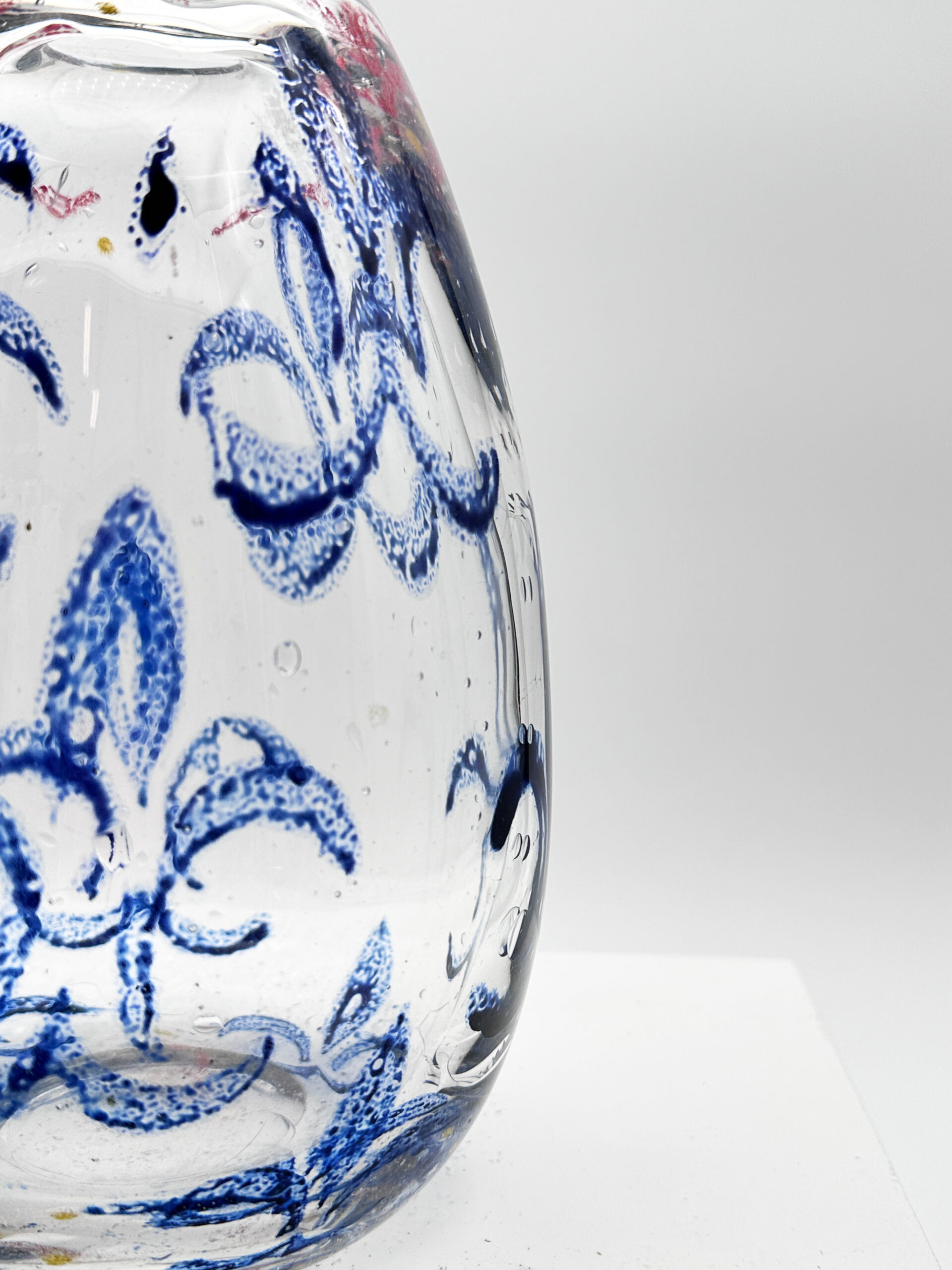 Vase Leerdam Unica cristal épais incolore air piégé décor fleurs de lys ca. 1949