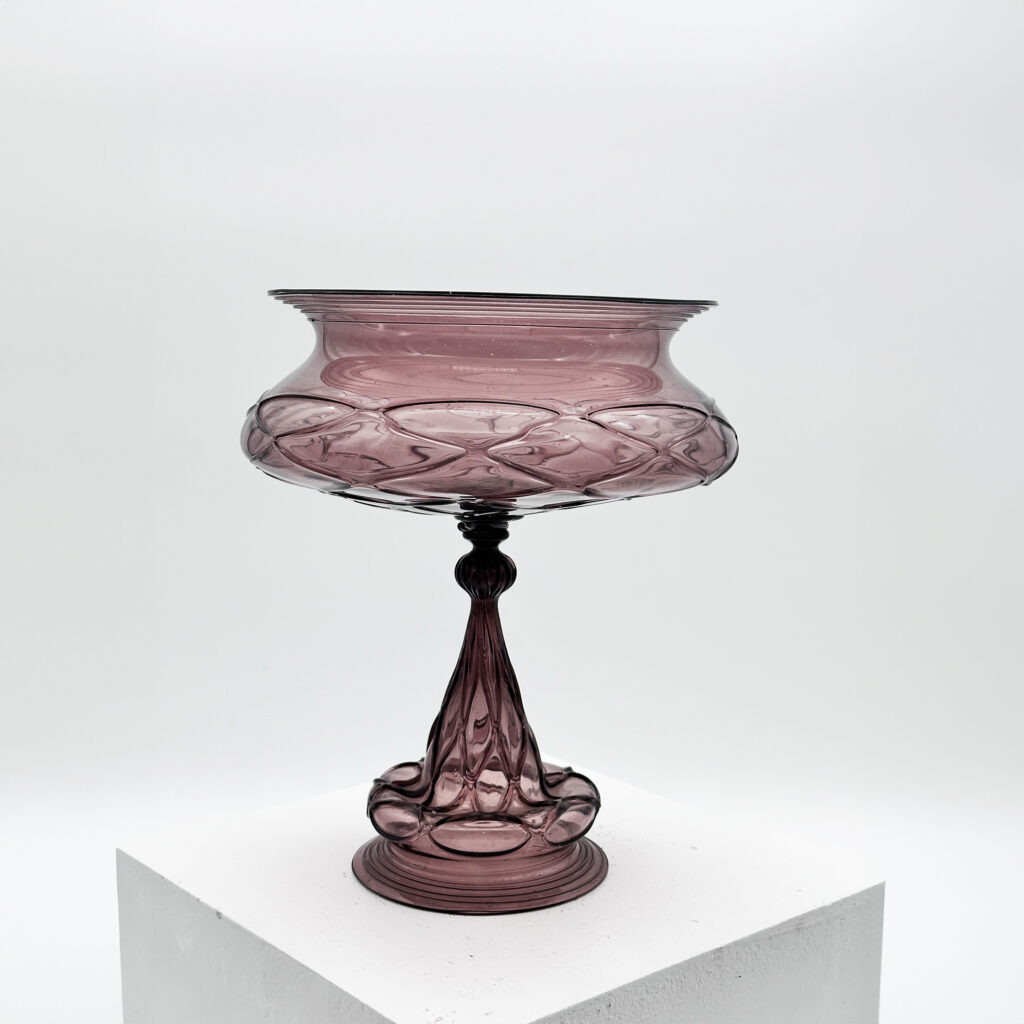 Vase sur pied en verre améthyste à applications, Vittorio Zecchin (1878-1947) pour MVM Cappellin, vers 1925