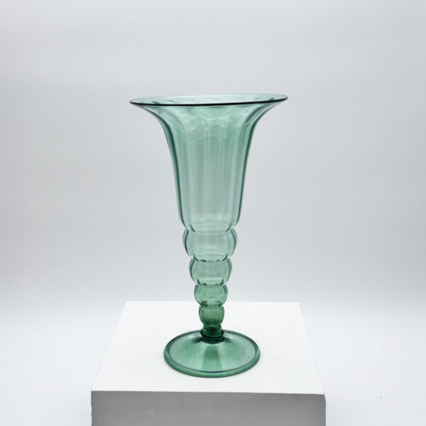 Vase en verre vert sur pied MVM Cappellin ca. 1921–1925 H. 31,5 cm