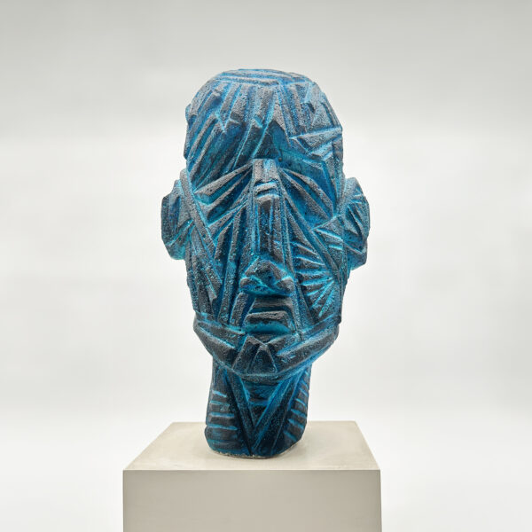 Roger Chomeaux buste d’homme pierre taillée peinture bleue signé au dos H. 61 cm socle laqué blanc