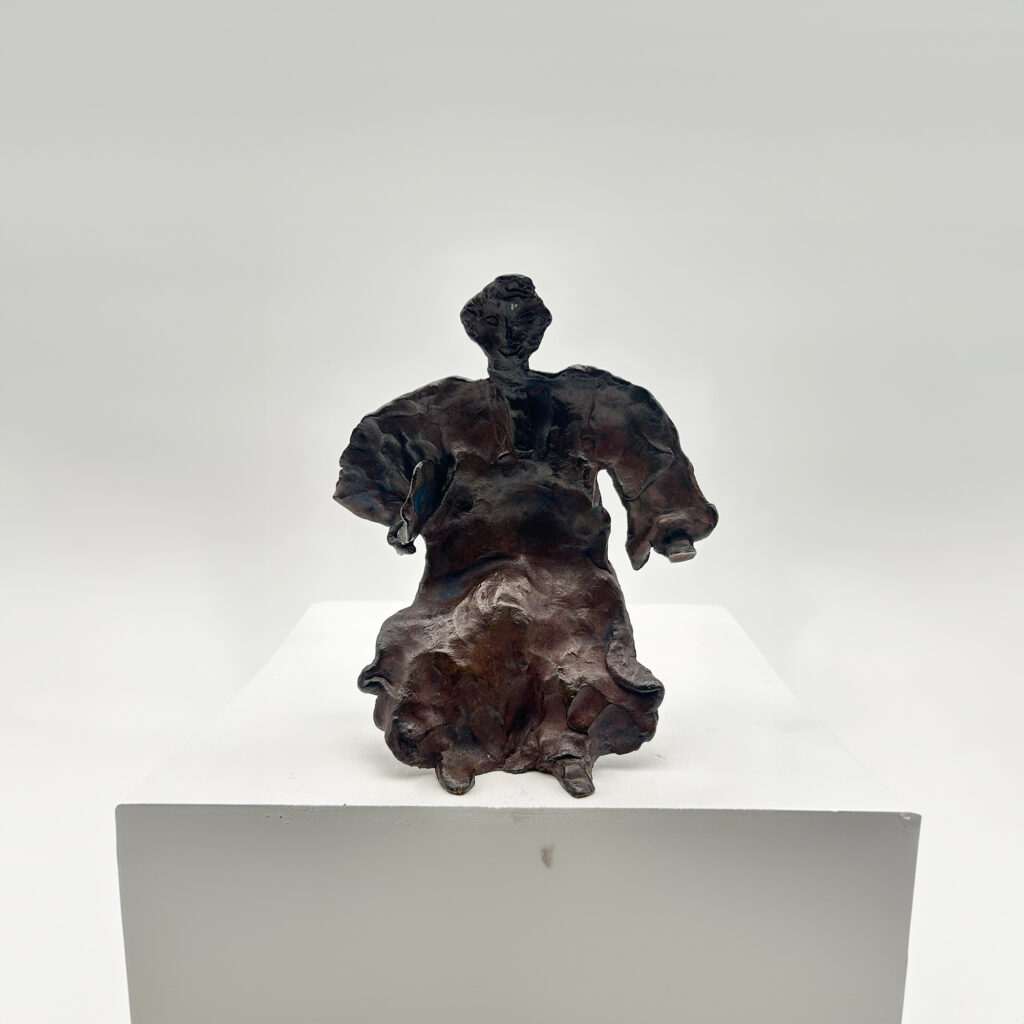 Personnage assis en bronze, Josette Rispal (née en 1946), fonte Susse