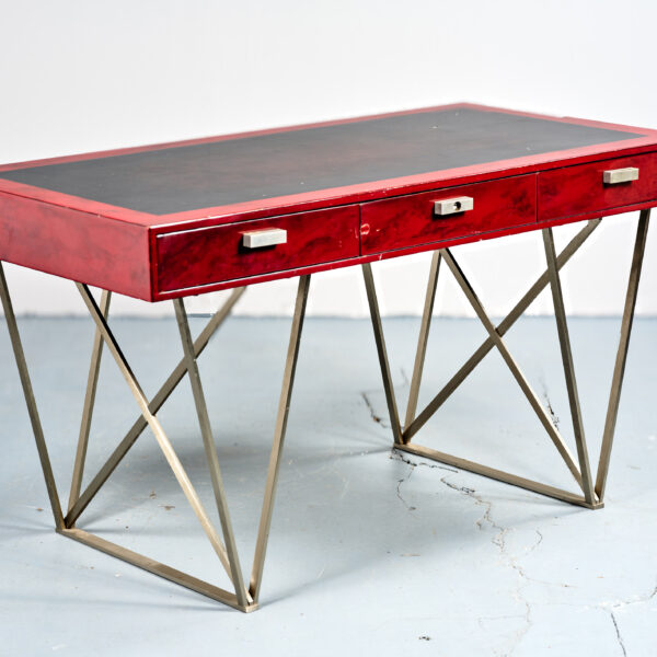 Bureau en laque bordeaux et noire sur piètement en acier, Maison Charles, vers 1960, vue 2