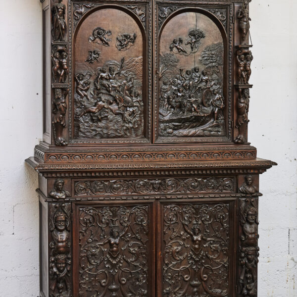 Armoire à deux corps en noyer sculpté de soldats et de rois, XVIIe-XIXe siècle, vue 2