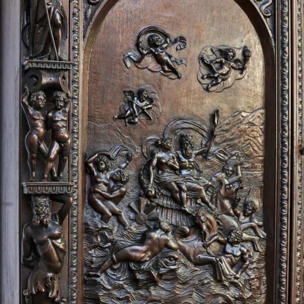 Armoire à deux corps en noyer sculpté de soldats et de rois, XVIIe-XIXe siècle, vue 9