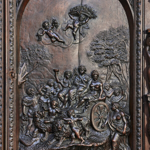Armoire à deux corps en noyer sculpté de soldats et de rois, XVIIe-XIXe siècle, vue 8