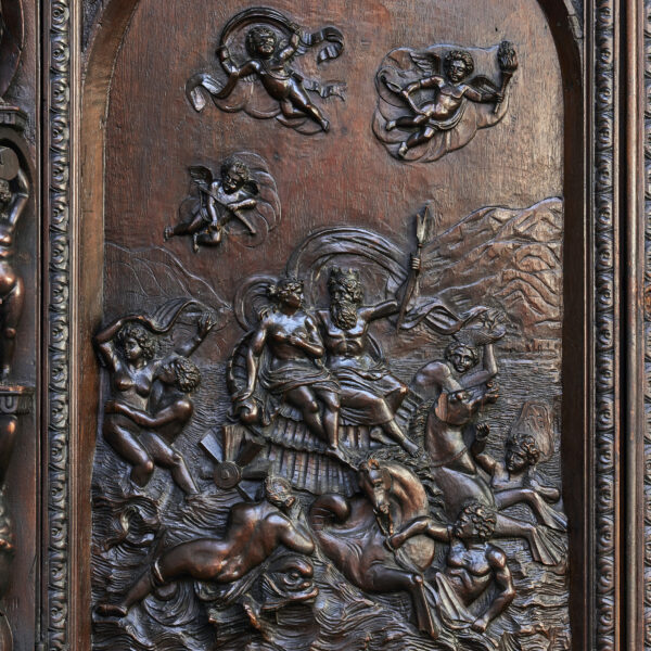 Armoire à deux corps en noyer sculpté de soldats et de rois, XVIIe-XIXe siècle, vue 7