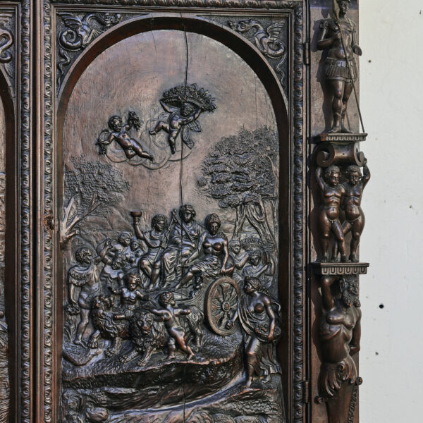 Armoire à deux corps en noyer sculpté de soldats et de rois, XVIIe-XIXe siècle, vue 6