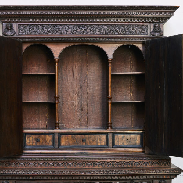 Armoire à deux corps en noyer sculpté de soldats et de rois, XVIIe-XIXe siècle, vue 3