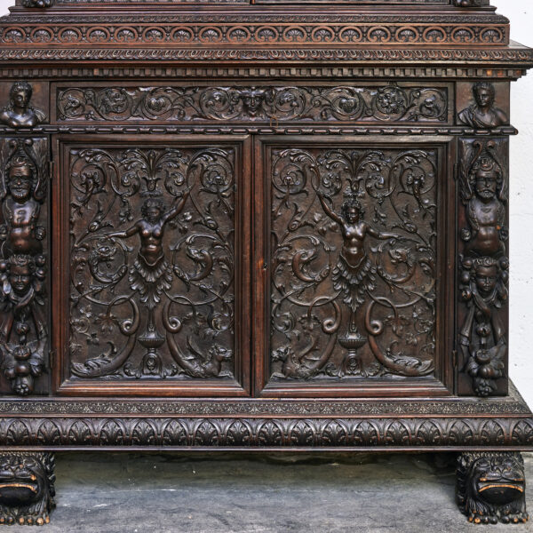 Armoire à deux corps en noyer sculpté de soldats et de rois, XVIIe-XIXe siècle, vue 5