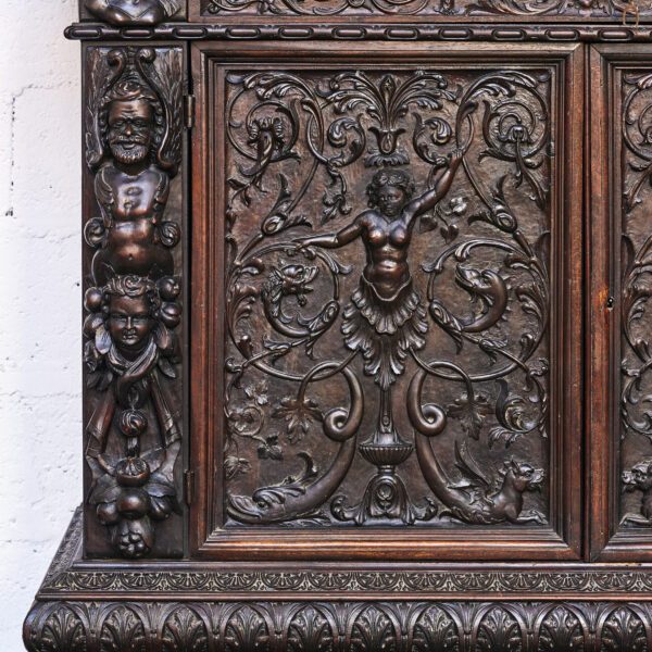 Armoire à deux corps en noyer sculpté de soldats et de rois, XVIIe-XIXe siècle, vue 4