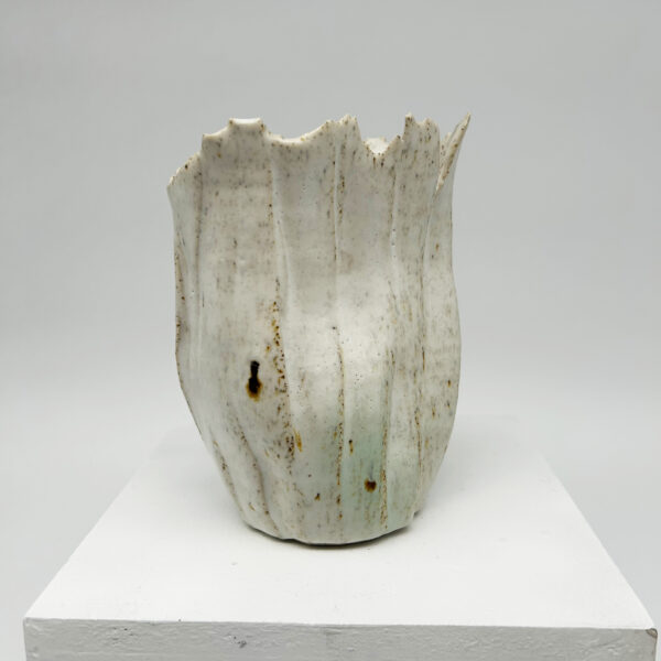 “Coral” vase in white glazed ceramic, Jessie Lim (b. 1954), circa 1990, view 3