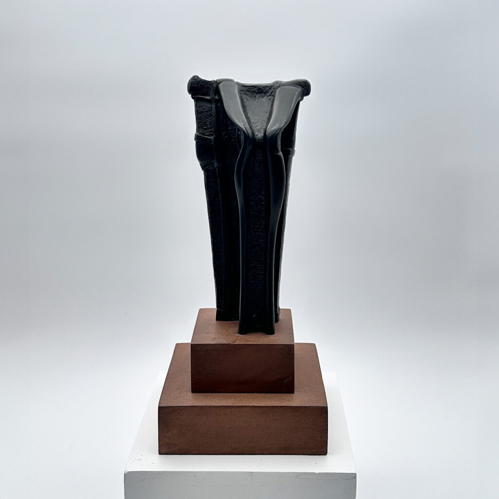 Sculpture « Le Mystère » en bronze à patine noire, Leonardo Delfino (1928-2022), 1986