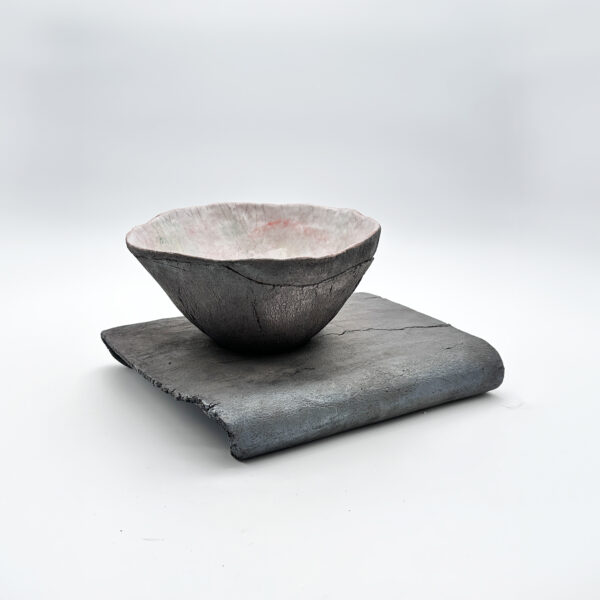 Coupe et dormant Gisèle Buthod-Garçon raku intérieur multicolore fond blanc signature à l’étoile