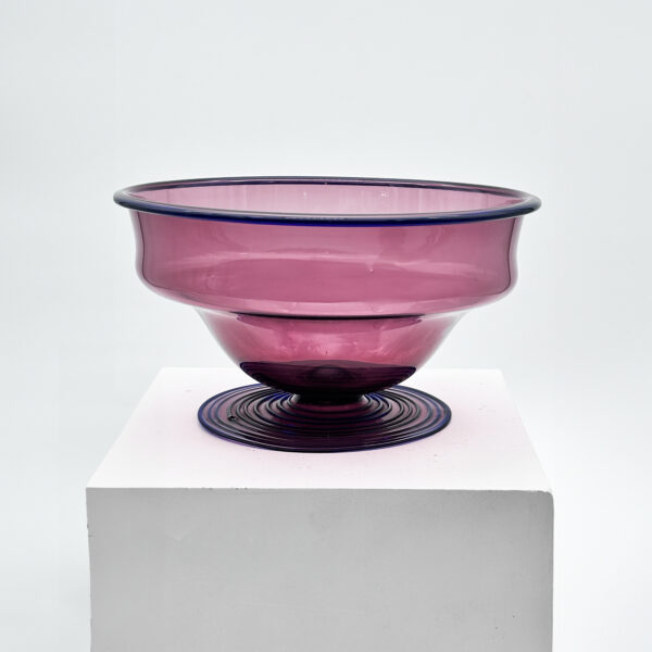 Coupe verre soufflé améthyste col rehaussé verre collé à chaud décor au pied vers 1925