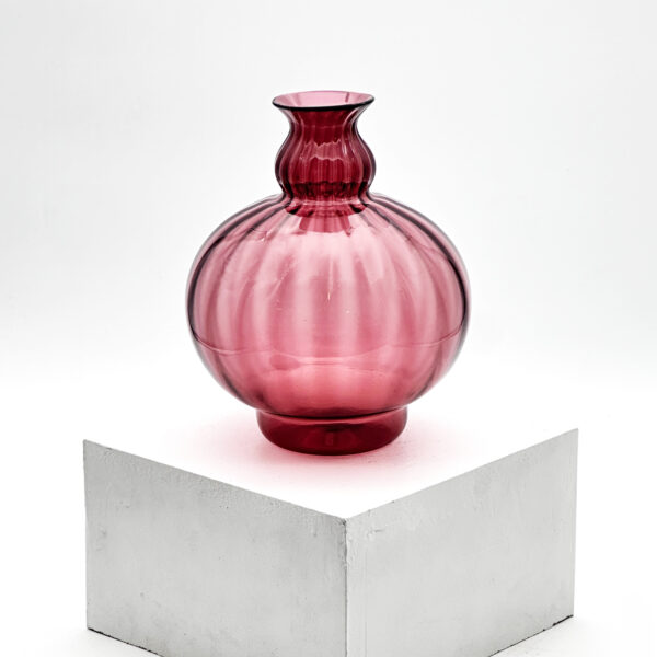 Vase ovale verre soufflé violet col évasé larges côtes ca. 1925