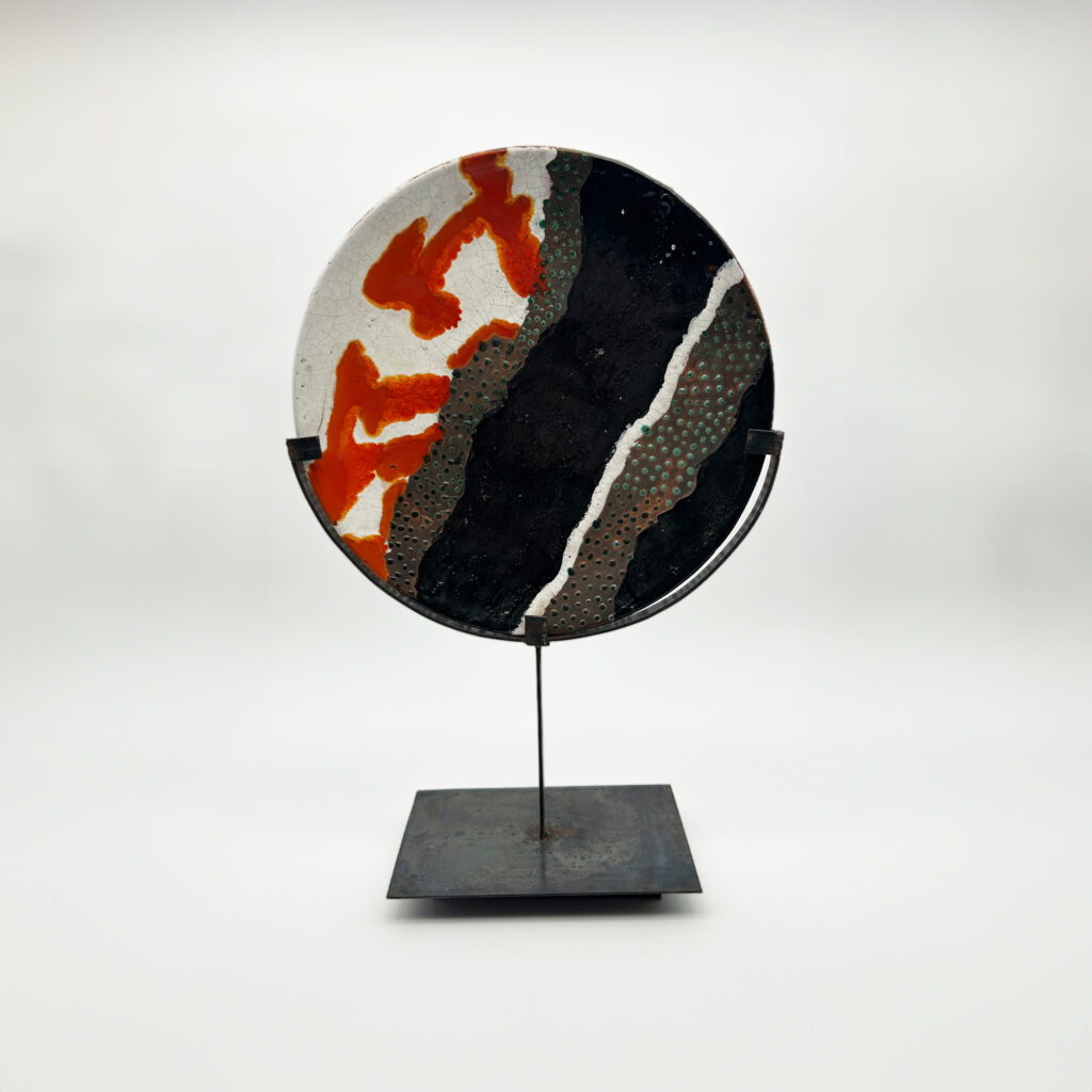 Plat creux en céramique émaillée à décor de pois, Primavera, vers 1930