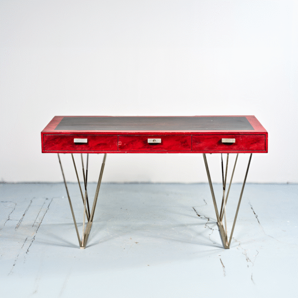 Maison Charles bureau laque bordeaux noire trois tiroirs piétement lames d’acier entrecroisées vers 1960