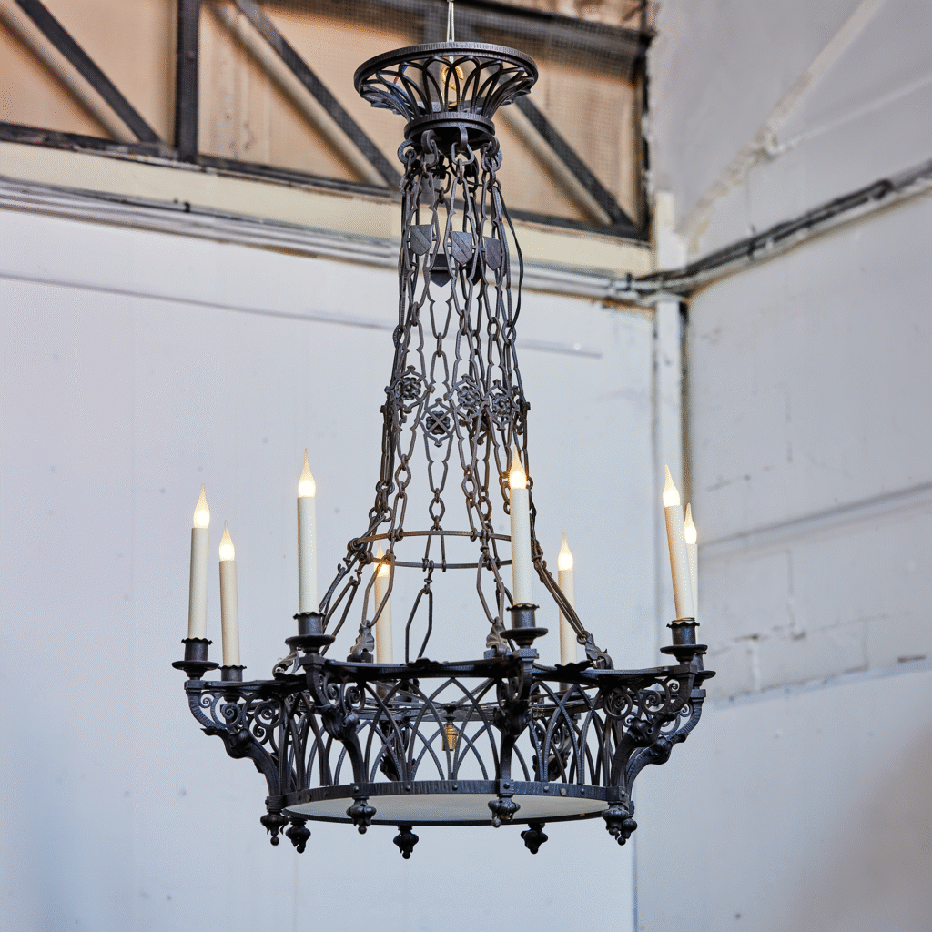 Lustre de style gothique en fer forgé à 8 lumières, Nics Frères, vers 1925
