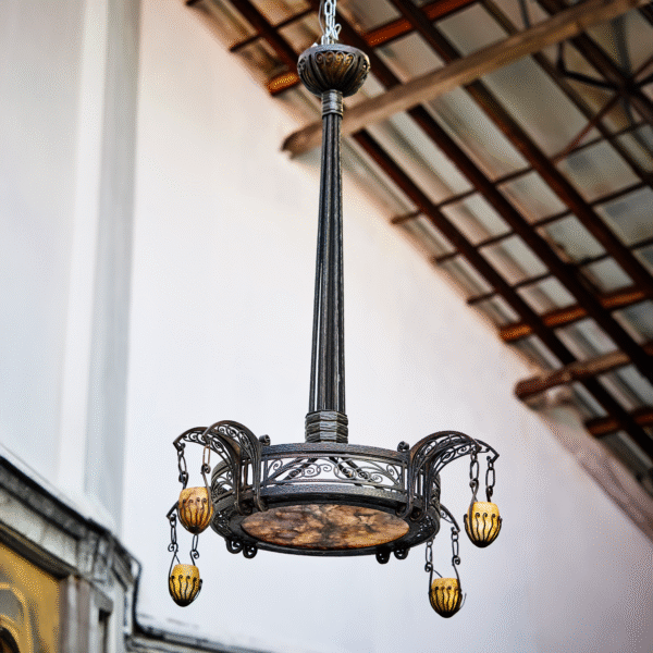 Suspension fer forgé martelé décor végétal volutes quatre tulipes vasque verre marmoréen blanc ca. 1925